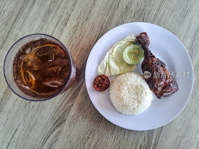 烤鸡配米饭，辣酱和冰茶。食物和饮料菜单。Nasi Ayam Bakar Dengan Sambal Dan Minuman Es Teh。俯视图